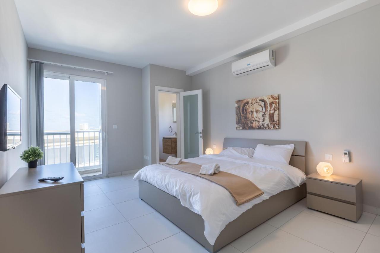 Unique Penthouse With Private Heated Jacuzzi, Close To Restaurants And Night Life Is-Swieqi Exterior photo