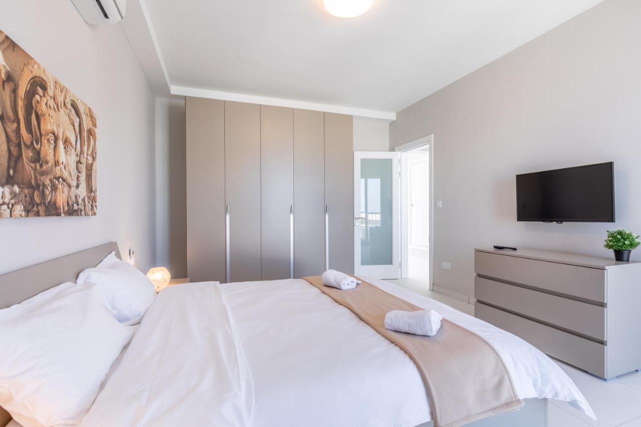 Unique Penthouse With Private Heated Jacuzzi, Close To Restaurants And Night Life Is-Swieqi Exterior photo